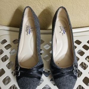 Gray pump with front black straps